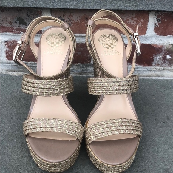 Vince Camuto platform heel - Picture 3 of 6